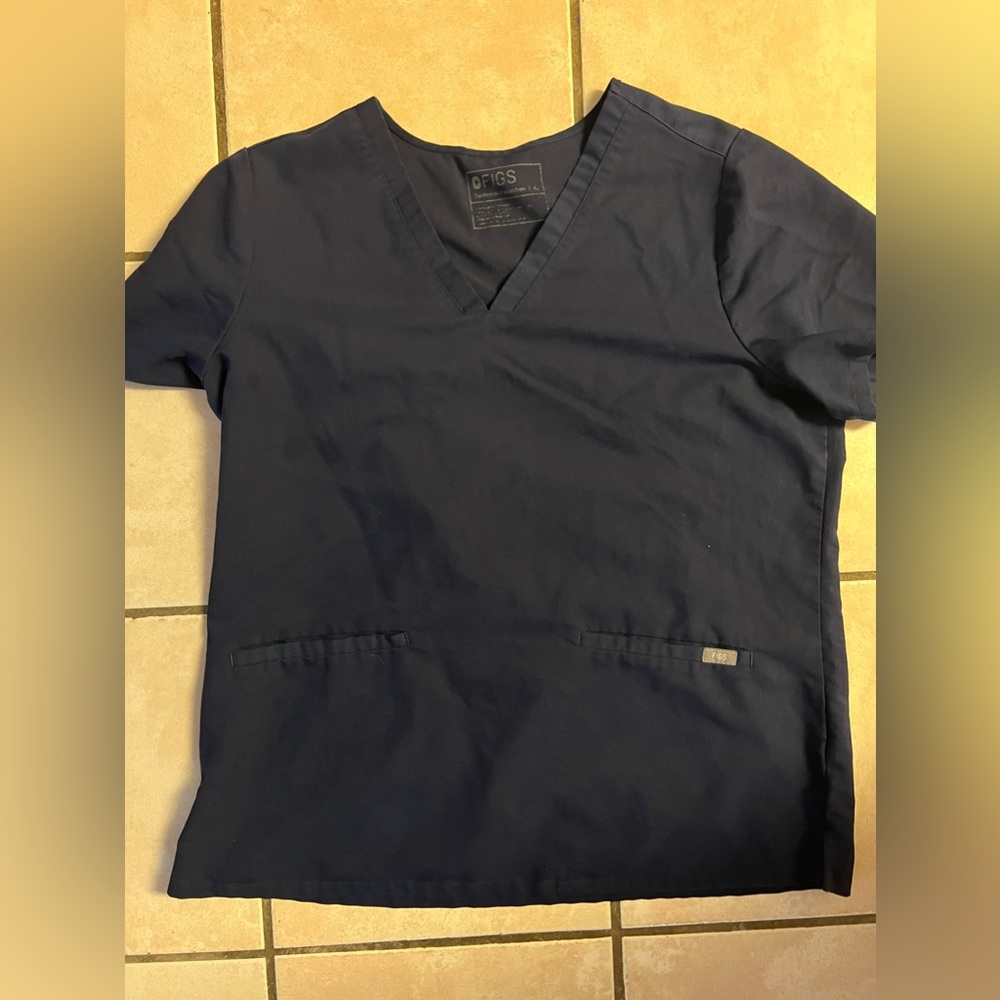 XL casma 3 pocket Figs scrub top